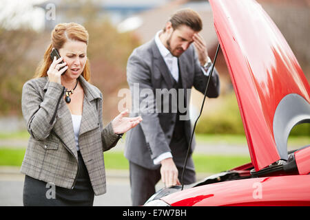 Couple avec broken down car Banque D'Images