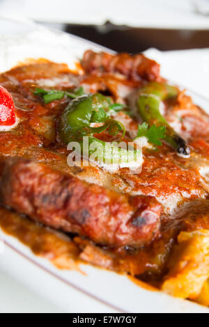 Vue rapprochée d'iskender kebab, döner avec tomates et poivrons. Banque D'Images
