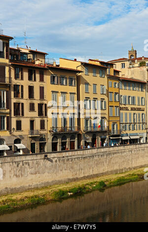 FLORENCE, ITALIE - 23 juin 2014 : remblai sur l'Arno à Florence Italie Banque D'Images