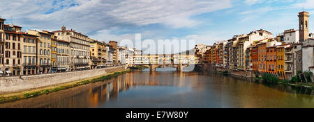 FLORENCE, ITALIE - 23 juin 2014 : vue panoramique sur le pont Ponte Vecchio à Florence , Italie Banque D'Images