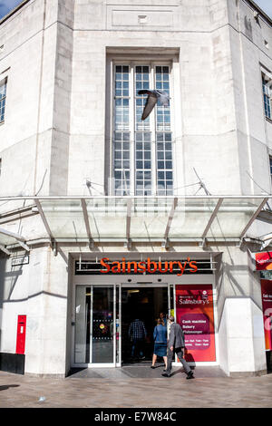 Shoppers à supermarché Sainsbury's sur la lande à Sheffield South Yorkshire, UK Banque D'Images