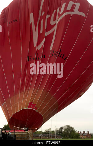 Gonfler un ballon à air chaud, Shropshire, Angleterre Banque D'Images