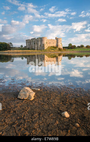 Château de Carew à Pembrokeshire, Pays de Galles. Comme miroir reflets dans les eaux de l'usine marémotrice qui l'entourent Banque D'Images