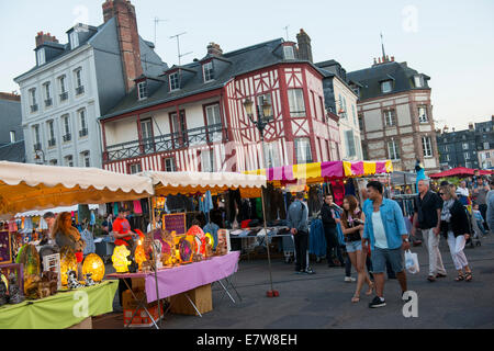 Un marché nocturne dans les rues de Honfleur, Normandie France Europe Banque D'Images