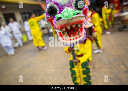 Bangkok, Thaïlande. Sep 24, 2014. Un membre d'une troupe de danse du lion de la jeunesse effectue au Temple Thian Fah dans le quartier chinois de Bangkok. Sa troupe jouait dans les rues de Chinatown et solliciter des dons de passants. Le festival est célébré dans toute la Thaïlande. C'est la version thaïlandaise de l'empereur les neuf dieux Festival, une célébration taoïste de neuf jours à compter de la veille du 9e mois lunaire du calendrier chinois. Credit : ZUMA Press, Inc./Alamy Live News Banque D'Images