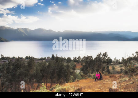 20 mai 2013 - Yunnan, Chine:le paysage de Lugu Lake dans le nord de la province de Yunnan, en Chine. La Lugu Lake est situé entre le comté de Ninglang dans la province du Yunnan et le comté de Yanyuan dans la province du Sichuan, à 300 kilomètres de Lijiang Comté. C'est un lac du plateau d'une superficie totale de 52 kilomètres carrés, 2685 mètres au-dessus du niveau de la mer. La profondeur moyenne est de 45 mètres, le point le plus profond étant de 93 mètres. L'eau est très claire. Le lac reste un plateau non contaminés lake. Les jolies filles Mosuo et gracieux, les anciens et les canoës et le déménagement et agréable sont considérés comme des chansons de pêche Banque D'Images