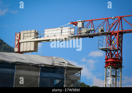 Grue de construction rouge et blanc sur une belle journée. Banque D'Images