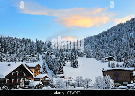 Station de ski de Madonna di Campiglio le matin, Alpes italiennes, Italie Banque D'Images