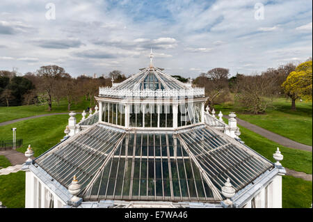 The Royal Botanic Gardens, Kew, Londres, Royaume-Uni. Le toit de la maison Temperate en fer forgé et verre, construite par Decimus Burton, qui a ouvert ses portes en 1863 Banque D'Images