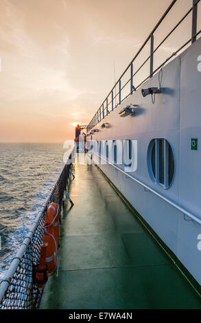 Coucher du soleil depuis le pont d'un P&O Irish Sea Ferries ferry entre Dublin et Liverpool Banque D'Images