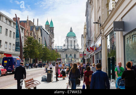 Donegall Place vers l'hôtel de ville, à Belfast, en Irlande du Nord, Royaume-Uni Banque D'Images