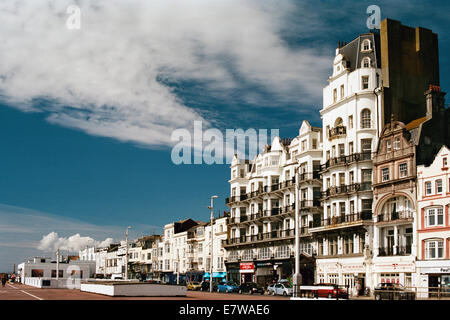 Bâtiments en bord de mer à Hastings, East Sussex, Royaume-Uni, en été, près du centre-ville Banque D'Images