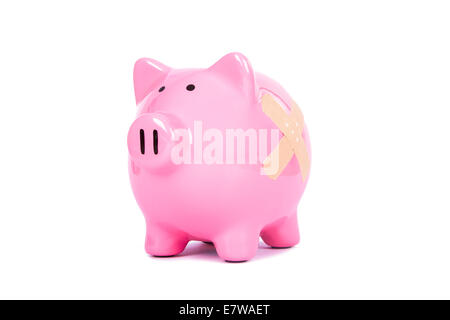 Diachylon, plâtre sur pink piggy bank, isolé sur fond blanc. Banque D'Images