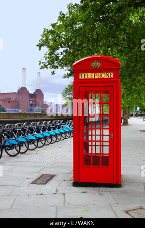 Cabine téléphonique rouge à Londres, Angleterre Banque D'Images