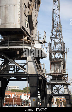 Gros plan sur les grues industrielles de Bristol, ville de Bristol, Angleterre, Royaume-Uni Banque D'Images