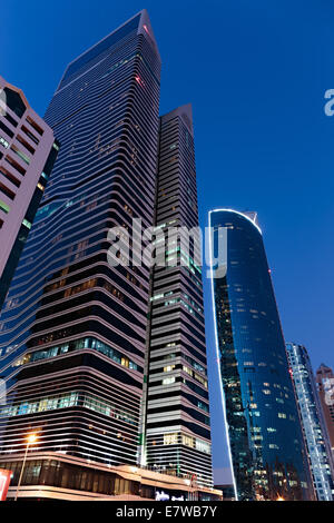 Dubaï, Émirats arabes unis - le 14 novembre 2013 : vue générale de Dubaï de nuit, eau. Dubaï a été le plus rapide de la ville dans le monde en développement entre Banque D'Images