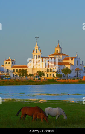 El Rocio village et Hermitage au coucher du soleil,Almonte, El Rocio, Marismas de Doñana, le Parc National de Doñana, province de Huelva, Andalousie Banque D'Images