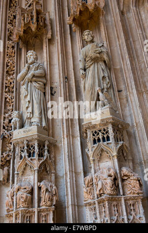 Close up de sculptures sur pierre à l'extérieur de la Cathédrale de Rouen, Rouen Normandie France UE Banque D'Images