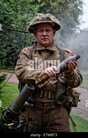 Le caporal Nobbs 1er btn Ox & Bucks Light Infantry démontre British Army Ordnance ML 3 pouces mortier standard Mk II Banque D'Images
