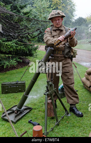 Le caporal Nobbs 1er btn Ox & Bucks Light Infantry démontre British Army Ordnance ML 3 pouces mortier standard Mk II Banque D'Images