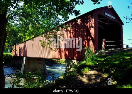 West Cornwall, Connecticut : La 1864 West Cornwall Pont Couvert. Également connu sous le pont Hart, est un pont en treillis treillis de bois Banque D'Images