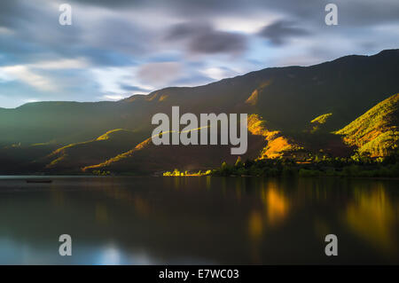 18 mai 2013 - Yunnan, Chine:le paysage de Lugu Lake dans le nord de la province de Yunnan, en Chine. La Lugu Lake est situé entre le comté de Ninglang dans la province du Yunnan et le comté de Yanyuan dans la province du Sichuan, à 300 kilomètres de Lijiang Comté. C'est un lac du plateau d'une superficie totale de 52 kilomètres carrés, 2685 mètres au-dessus du niveau de la mer. La profondeur moyenne est de 45 mètres, le point le plus profond étant de 93 mètres. L'eau est très claire. Le lac reste un plateau non contaminés lake. Les jolies filles Mosuo et gracieux, les anciens et les canoës et le déménagement et agréable sont considérés comme des chansons de pêche Banque D'Images