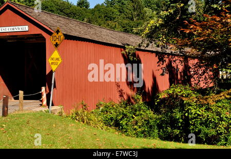 West Cornwall, Connecticut : La 1864 West Cornwall Pont Couvert. Également connu sous le pont Hart, est un pont en treillis treillis de bois Banque D'Images