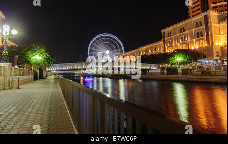 SHARJAH, ÉMIRATS ARABES UNIS - le 29 octobre : grande roue à Al Qasba. Sharjah - troisième plus grande et plus peuplée en Émirats Arabes Unis, sur Banque D'Images