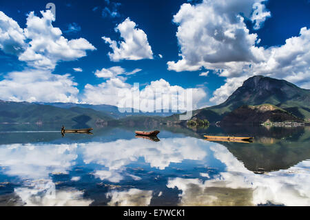 20 mai 2013 - Yunnan, Chine:le paysage de Lugu Lake dans le nord de la province de Yunnan, en Chine. La Lugu Lake est situé entre le comté de Ninglang dans la province du Yunnan et le comté de Yanyuan dans la province du Sichuan, à 300 kilomètres de Lijiang Comté. C'est un lac du plateau d'une superficie totale de 52 kilomètres carrés, 2685 mètres au-dessus du niveau de la mer. La profondeur moyenne est de 45 mètres, le point le plus profond étant de 93 mètres. L'eau est très claire. Le lac reste un plateau non contaminés lake. Les jolies filles Mosuo et gracieux, les anciens et les canoës et le déménagement et agréable sont considérés comme des chansons de pêche Banque D'Images