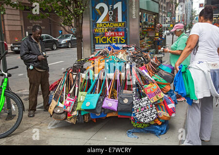 New York, New York - Sacs à main en vente à l'étal d'un vendeur de rue à Midtown Manhattan. Banque D'Images