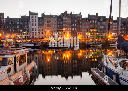 Crépuscule réflexions sur une soirée d'été dans le port de Honfleur, Normandie France Europe Banque D'Images