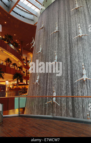 Dubaï, Émirats arabes unis - 31 octobre : célèbre cascade à Dubaï malll le 31 octobre 2013 à Dubaï. à plus de 12 millions de pieds carrés, c'est le monde Banque D'Images