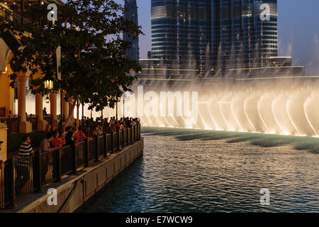 Dubaï, Émirats arabes unis - 31 OCTOBRE : nuit vue fontaines dansantes centre-ville et dans un lac artificiel à Dubaï (Émirats arabes unis le 31 octobre 2013. La Duba Banque D'Images