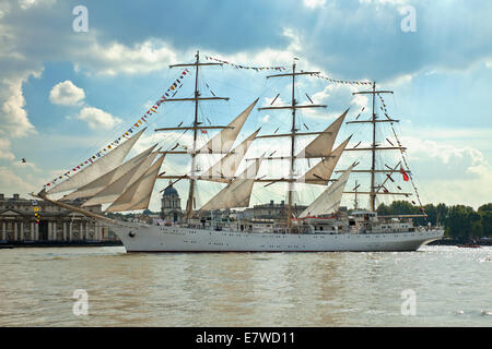 Le Dar Mlodziezy Tall Ship, passant l'Old Royal Naval College de Greenwich. Banque D'Images