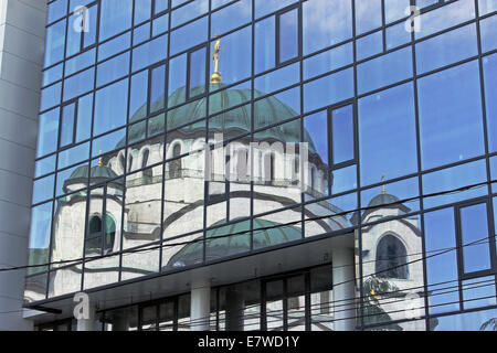 Reflet de la cathédrale de Saint Sava, Belgrade. C'est une église orthodoxe serbe et est la plus grande église orthodoxe serbe dans le monde. Banque D'Images