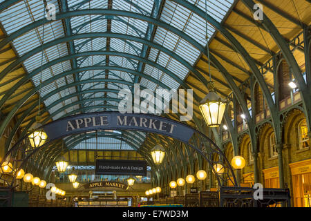 Soirée au marché couvert d'Apple, shopping à Covent Garden, Londres, Angleterre Banque D'Images
