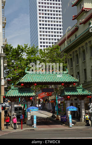 Gateway Arch (Dragon Gate), Chinatown, Grant Avenue, San Francisco, California, USA Banque D'Images