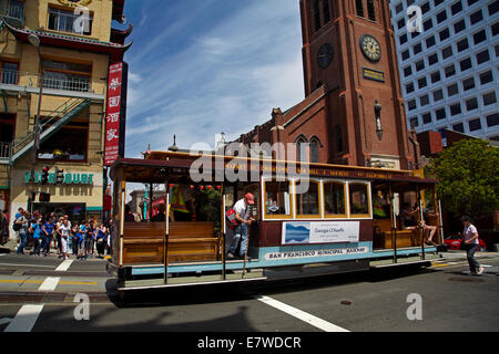 Cable Car sur California Street, traverser la rue Grant (Chinatown), San Francisco, California, USA Banque D'Images