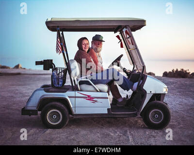 La mer de Salton, CA, USA. 29 mai, 2011. Buck et Naomi Griffis regarder le coucher du soleil dans leur chariot de golf à Bombay Beach sur la rive orientale de la mer de Salton. Naomi est Buck's daughter, qui rendait visite à son père à Bombay Beach. © Stuart Palley/ZUMA/Alamy Fil Live News Banque D'Images