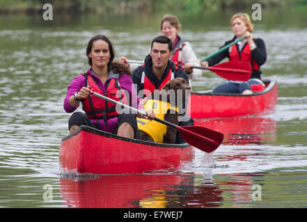 Mary-ann ochata avec son partenaire joe craig avec 'chien' harpo, canoë-kayak sur la rivière severn à Bridgnorth, Shropshire. Banque D'Images