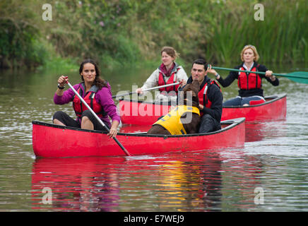 Mary-ann ochata avec son partenaire joe craig avec 'chien' harpo, canoë-kayak sur la rivière severn à Bridgnorth, Shropshire. Banque D'Images