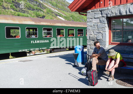 Train Flamsbana in Norway et les passagers à la gare de Myrdal, Norvège Banque D'Images