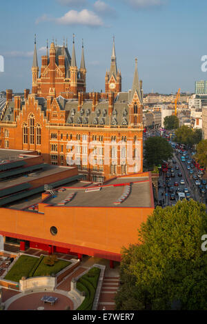 Soir sur Saint Pancras Renaissance Hotel et Euston Road, London England Banque D'Images