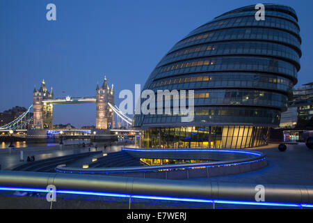L'Hôtel de ville et au crépuscule Plus London Development sur la rive sud, avec le Tower Bridge London, au-delà de l'Angleterre, Royaume-Uni Banque D'Images