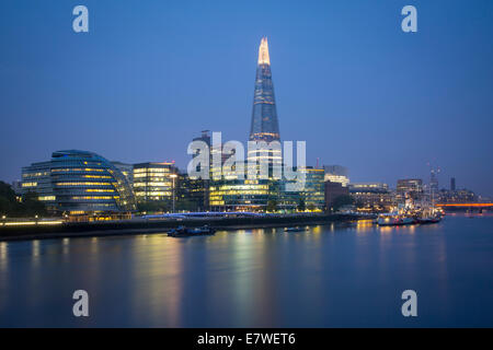 Tôt le matin sur la rivière Thames, à l'Hôtel de Ville, le Fragment, le HMS Belfast et bâtiments de South Bank, Londres, Angleterre Banque D'Images