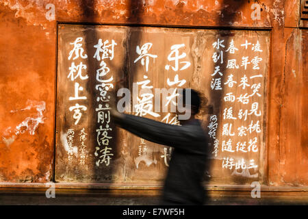 Chinese man walking blind à proximité du Grand Bouddha de Leshan pour commémorer monk Haitong, dit d'avoir arraché les yeux de son propre Banque D'Images