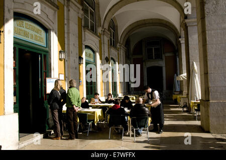 Café typique de Lisbonne sur la Praça do Comercio (Café Martinho da Arcada). L'un de Fernando Pessoa's café préféré. Banque D'Images