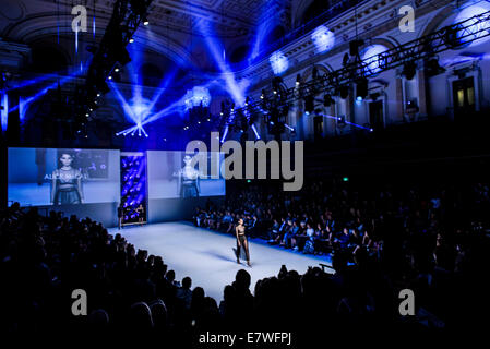 Sydney, Australie. Sep 24, 2014. A model pendant l'Alice McCall Spectacle au mo présente un style australien montrer lors du Festival de la mode Mercedes-Benz à Sydney Sydney Town Hall le 24 septembre 2014 à Sydney, Australie. Credit : MediaServicesAP/Alamy Live News Banque D'Images