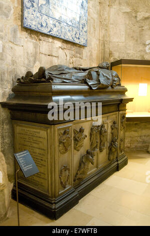 Une réplique de la tombe de D. Nuno Alvares Pereira (1360-1431), dans le Musée Archéologique de Carmo à Lisbonne Banque D'Images