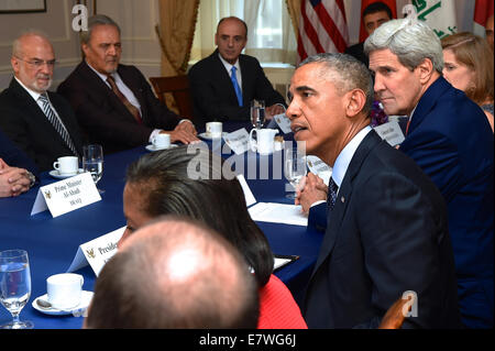 Le président américain Barack Obama, flanquée par le secrétaire d'État John Kerry, s'adresse aux journalistes lors d'une réunion avec les membres de la coalition anti-ISIL - notamment les dirigeants de l'Iraq, l'Arabie saoudite, le Qatar, les Émirats arabes unis, la Jordanie et le Bahreïn - en marge de la réunion de l'Assemblée générale des Nations Unies le 23 septembre 2014 à New York City, New York. Banque D'Images